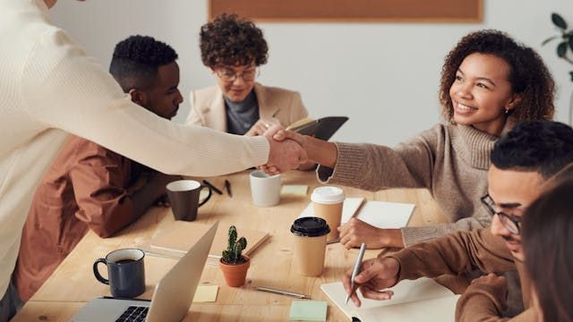 Un grupo de personas en un ambiente de trabajo calido.