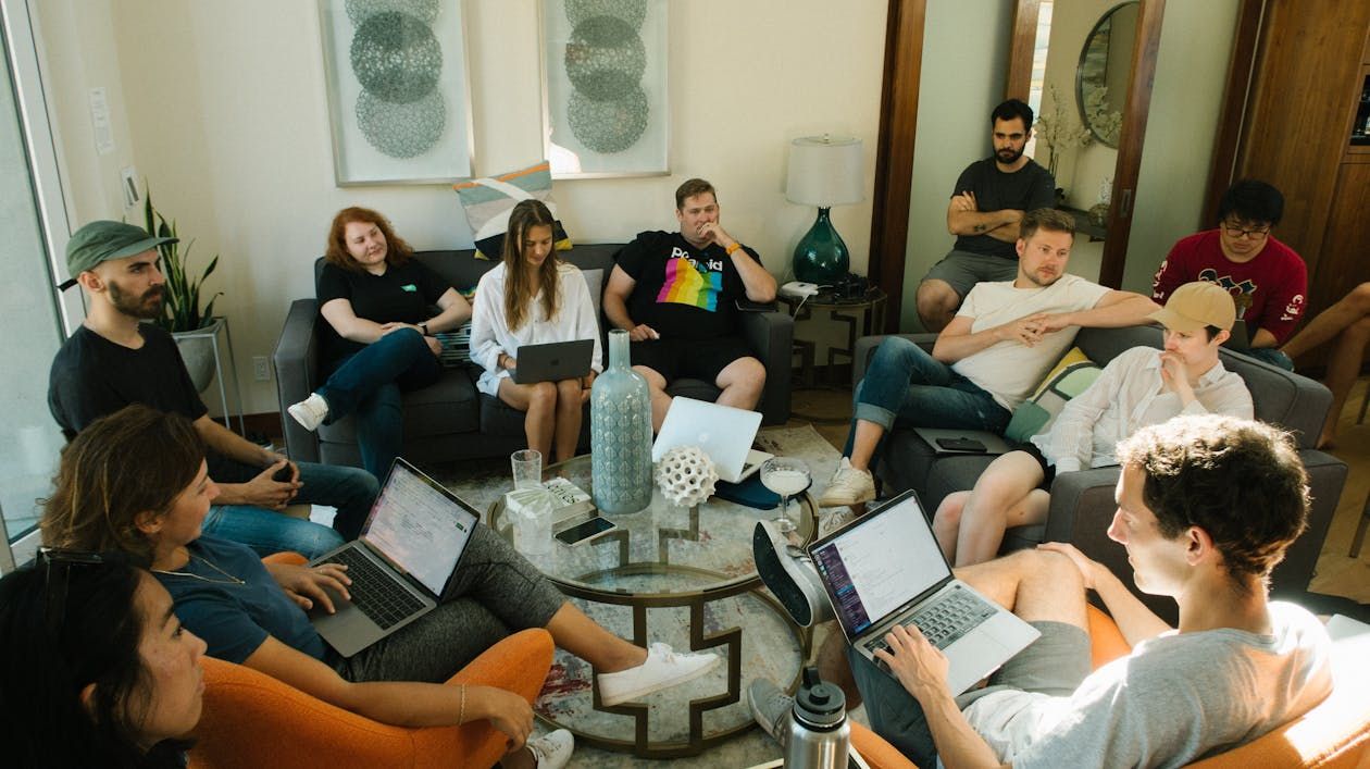 Un grupo de personas vestidas casualmente en una reunión de trabajo seria.